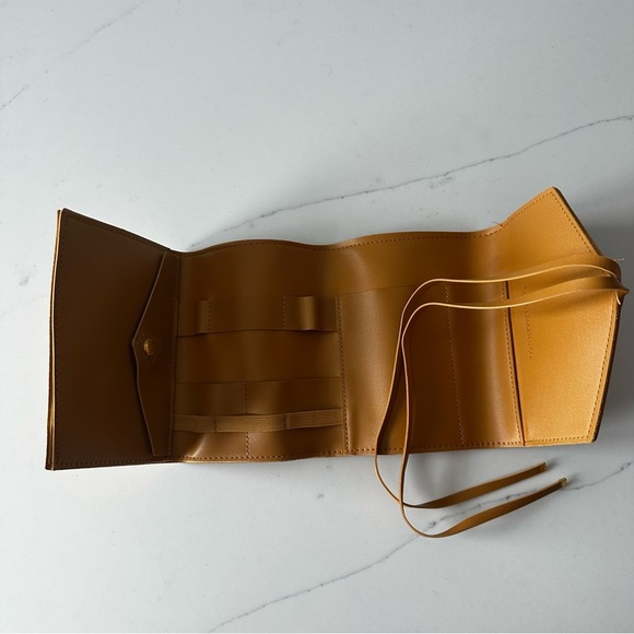 BNIB: Glass Ladder Tech Organizer | honey - Picture 8 of 10